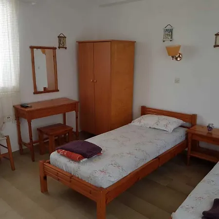 Family Run 2 Bed Studio Apartment 3 *